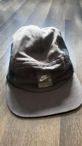 Gorra Nike gris y vaquero.
