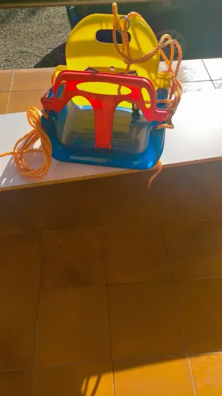 Columpio infantil azul y rojo con cuerdas