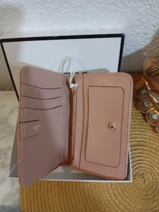 Billetera Guess Rosa y Dorada