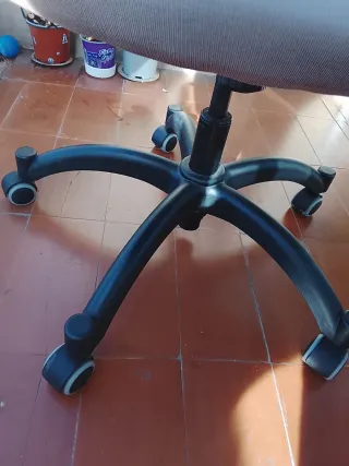 Silla de oficina beige y negra