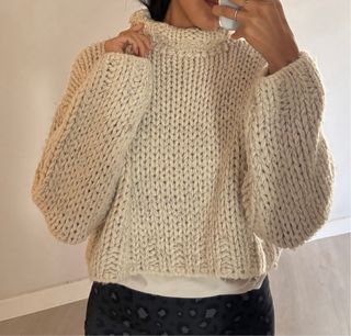 Jersey de lana beige cuello alto