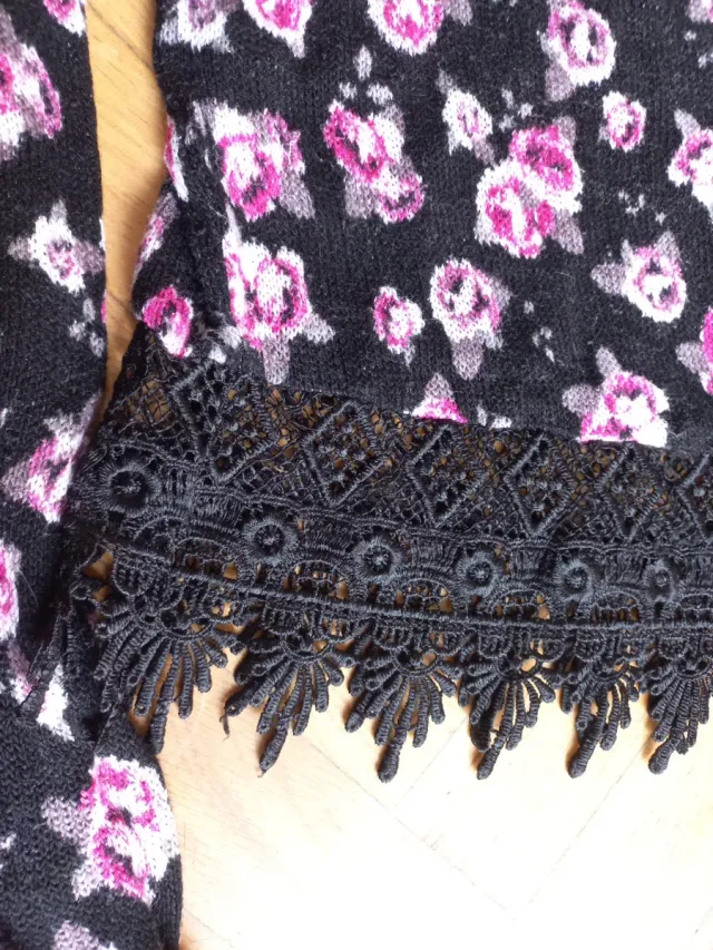 Top H&M flores negro y rosa