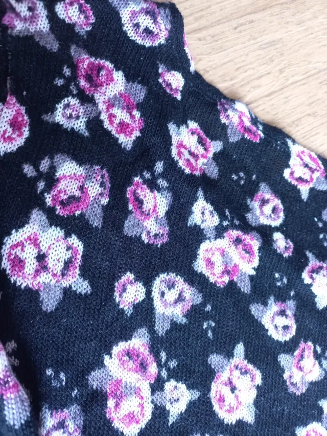 Top H&M flores negro y rosa