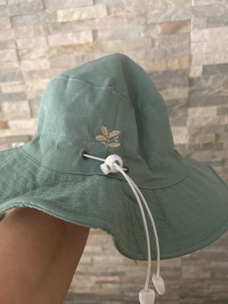 Gorro de paseo verde con cordón