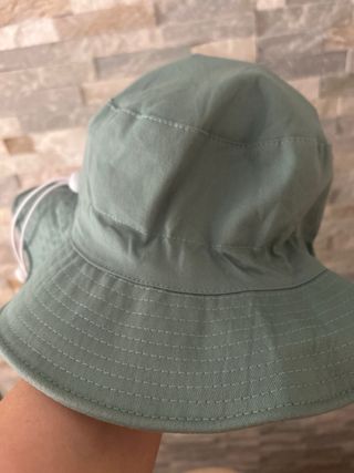 Gorro de paseo verde con cordón