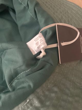 Gorro de paseo verde con cordón