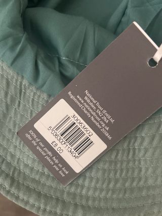 Gorro de paseo verde con cordón