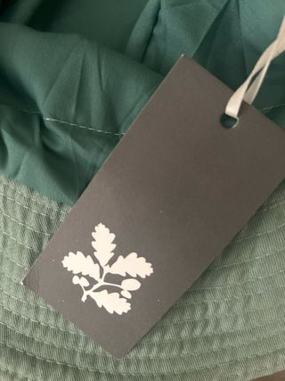 Gorro de paseo verde con cordón