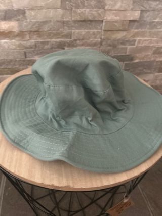 Gorro de paseo verde con cordón