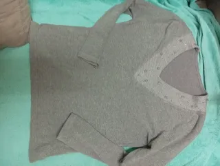 Jersey gris con pedrería