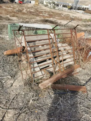 Reja de ventana antigua de hierro forjado