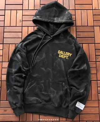 Sudadera Gallery Dept. Negra Logo Amarillo