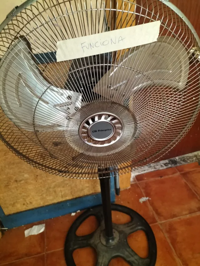 Ventilador de pie negro
