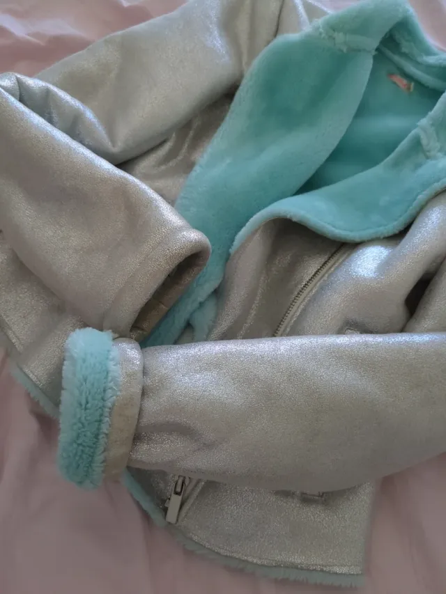 Cazadora plata y turquesa borreguito