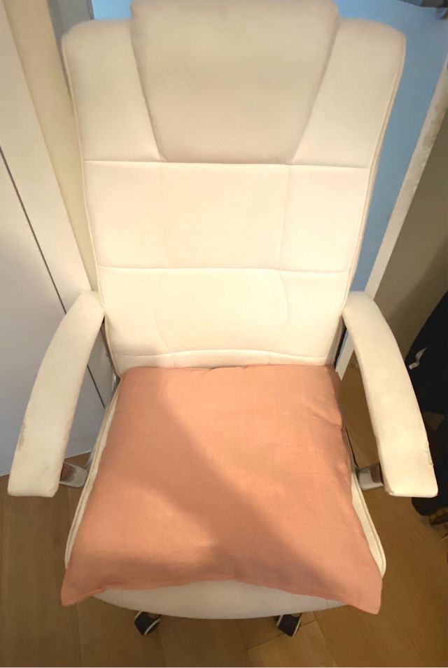 Sillón de oficina blanco base  acero y ruedas