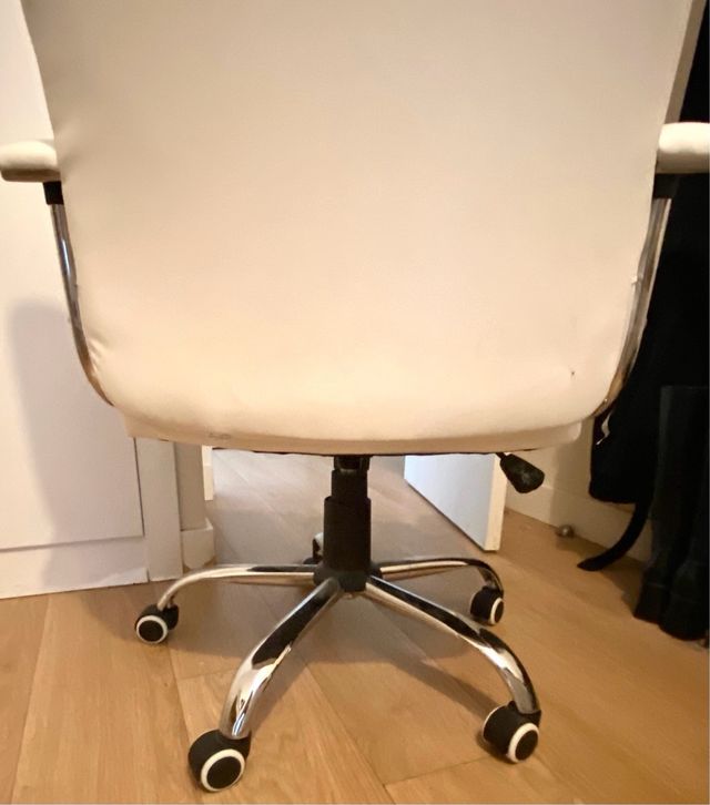 Sillón de oficina blanco base  acero y ruedas