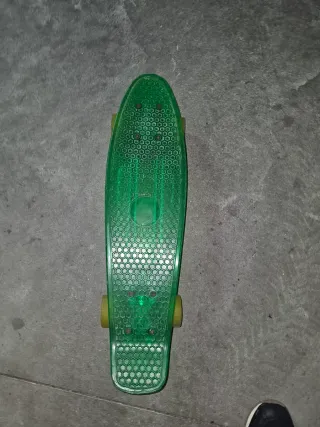 Monopatín verde translúcido