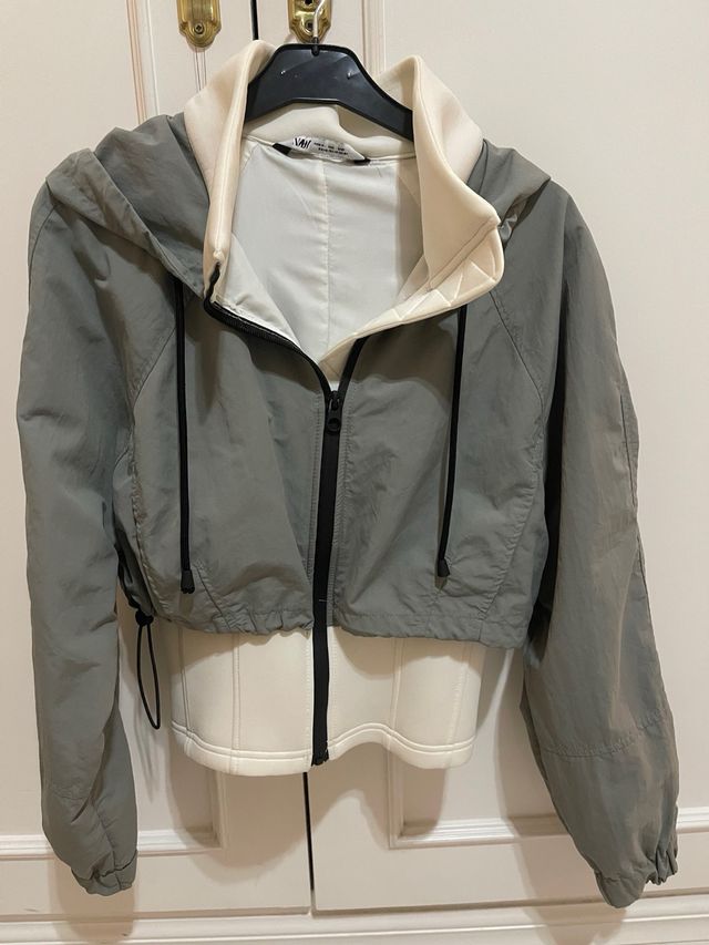 Cazadora ZARA verde oliva y blanca Talla XS.