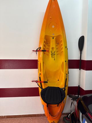 Kayak monoplaza en perfecto estado con ruedas .