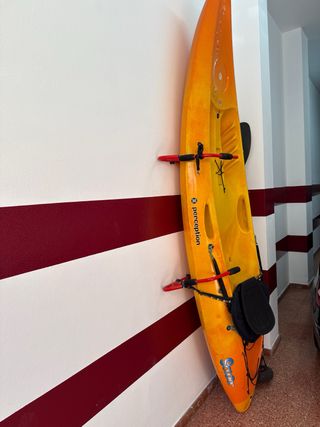 Kayak monoplaza en perfecto estado con ruedas .