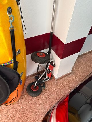 Kayak monoplaza en perfecto estado con ruedas .