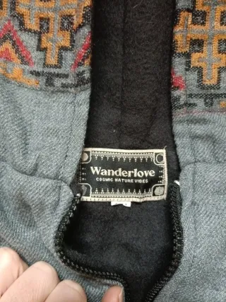 Chaqueta marca Wanderlove polar con capucha