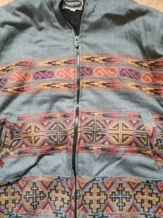 Chaqueta marca Wanderlove polar con capucha