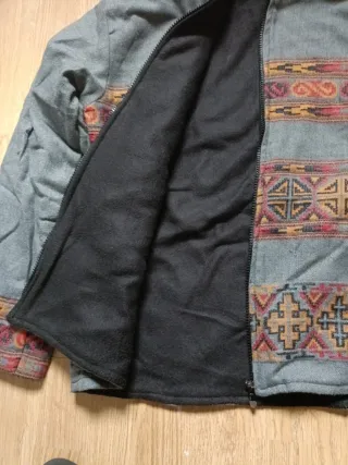 Chaqueta marca Wanderlove polar con capucha