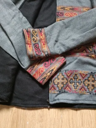 Chaqueta marca Wanderlove polar con capucha