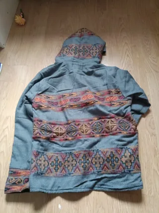 Chaqueta marca Wanderlove polar con capucha