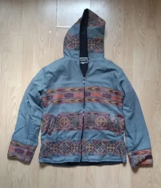 Chaqueta marca Wanderlove polar con capucha