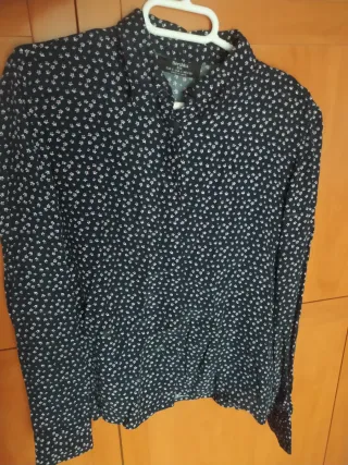 Camisa de raso con flores