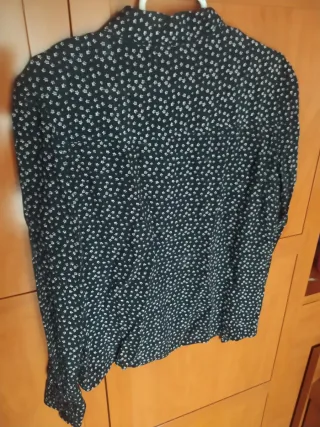 Camisa de raso con flores