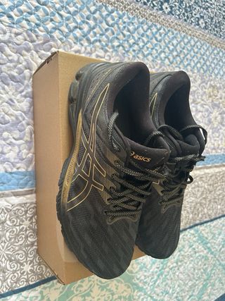 Zapatillas Asics Gel Jadeite Negras y Doradas