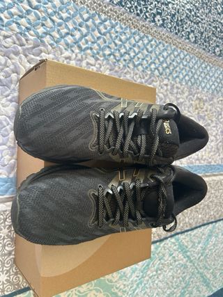 Zapatillas Asics Gel Jadeite Negras y Doradas