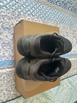 Zapatillas Asics Gel Jadeite Negras y Doradas