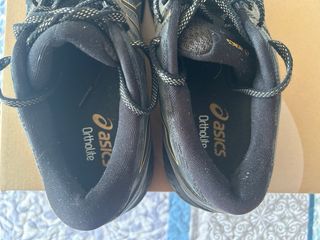 Zapatillas Asics Gel Jadeite Negras y Doradas