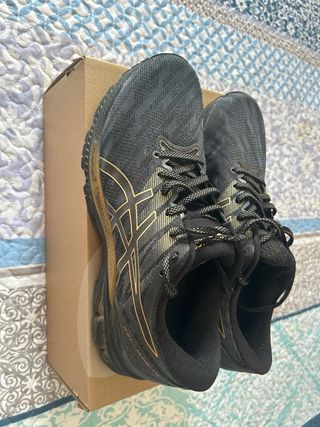 Zapatillas Asics Gel Jadeite Negras y Doradas