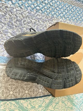 Zapatillas Asics Gel Jadeite Negras y Doradas