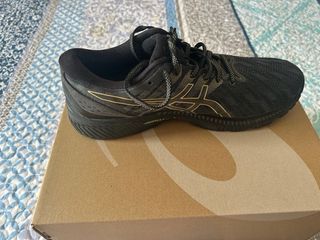 Zapatillas Asics Gel Jadeite Negras y Doradas