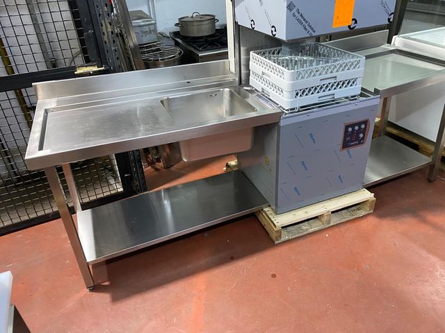 Fregadero industrial con lavavajillas