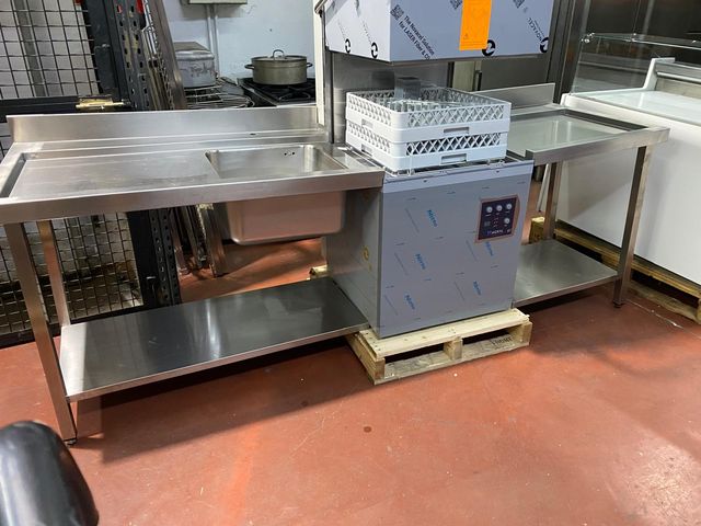 Fregadero industrial con lavavajillas