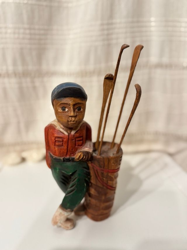 Figura di golfista in legno artigianale