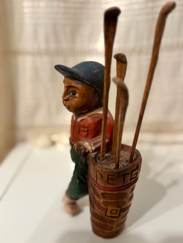 Figura di golfista in legno artigianale