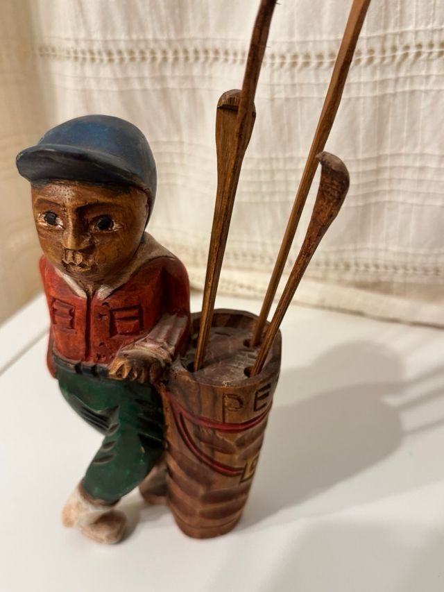 Figura di golfista in legno artigianale