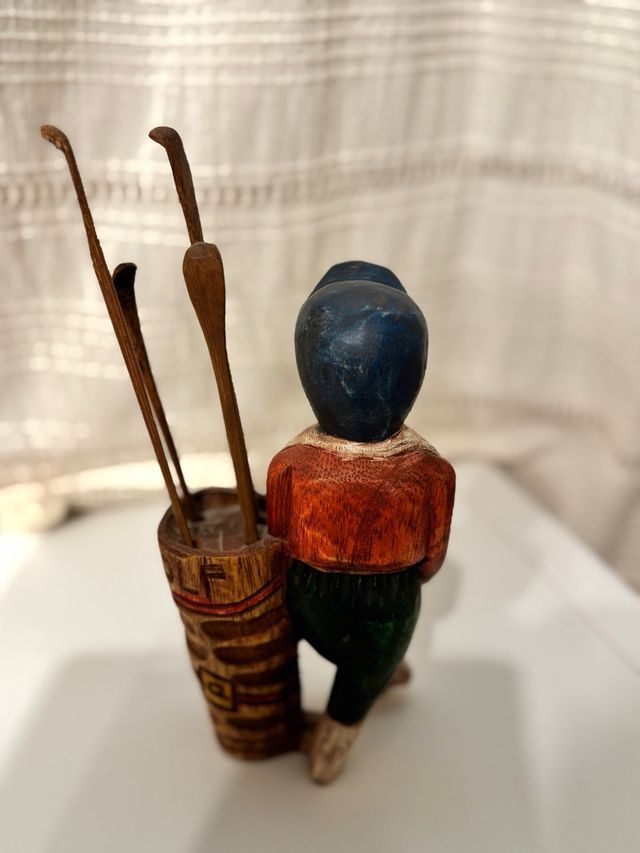 Figura di golfista in legno artigianale