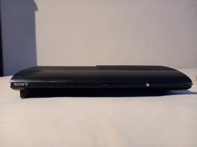 PlayStation 3 con cables, mando y 4 juegos