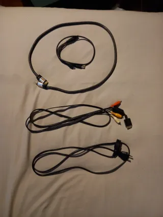 PlayStation 3 con cables, mando y 4 juegos