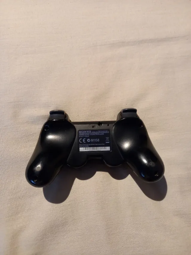 PlayStation 3 con cables, mando y 4 juegos