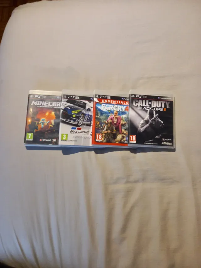 PlayStation 3 con cables, mando y 4 juegos